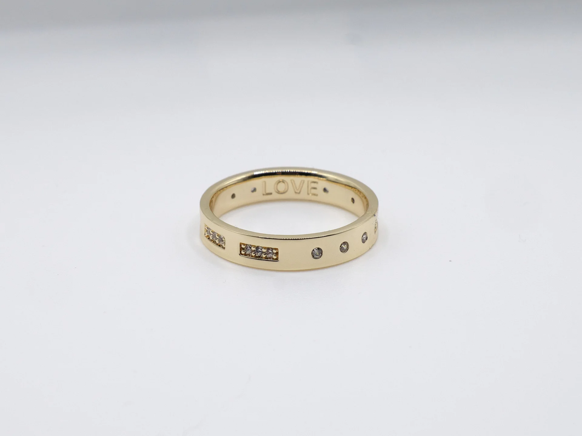 Photo source d'une bague avant traitement en photo produit IA bijoux