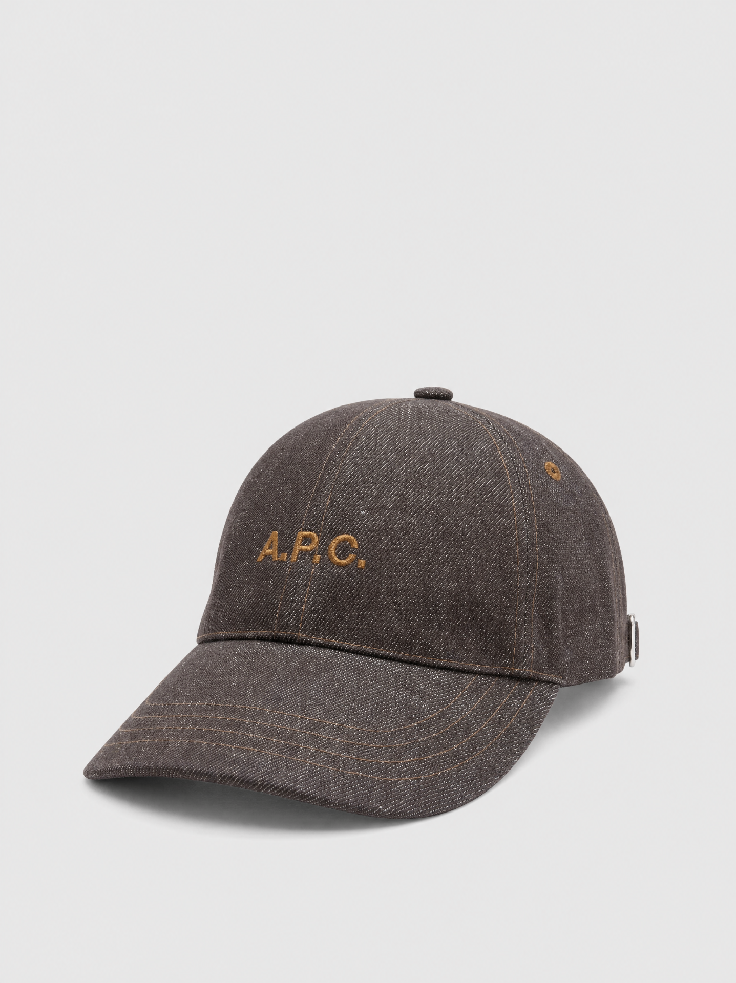 Grille de packshots IA cohérents pour catalogue e-commerce — casquette trois-quarts
