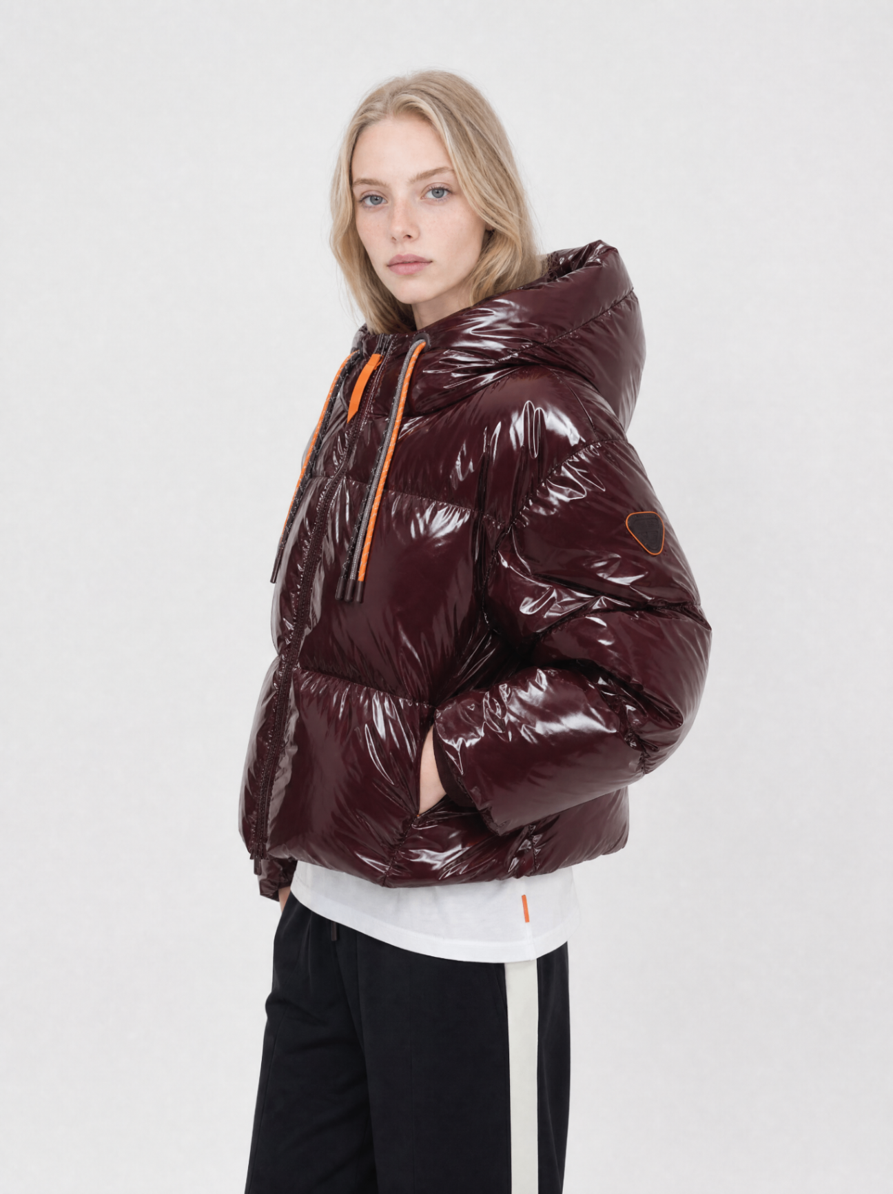 Déclinaisons de poses avec mannequin IA pour marque de mode — trois-quarts