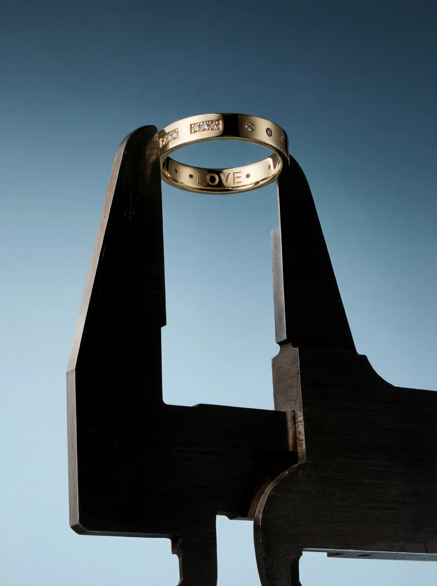 Photo produit IA bijoux avec packshot sur fond clair