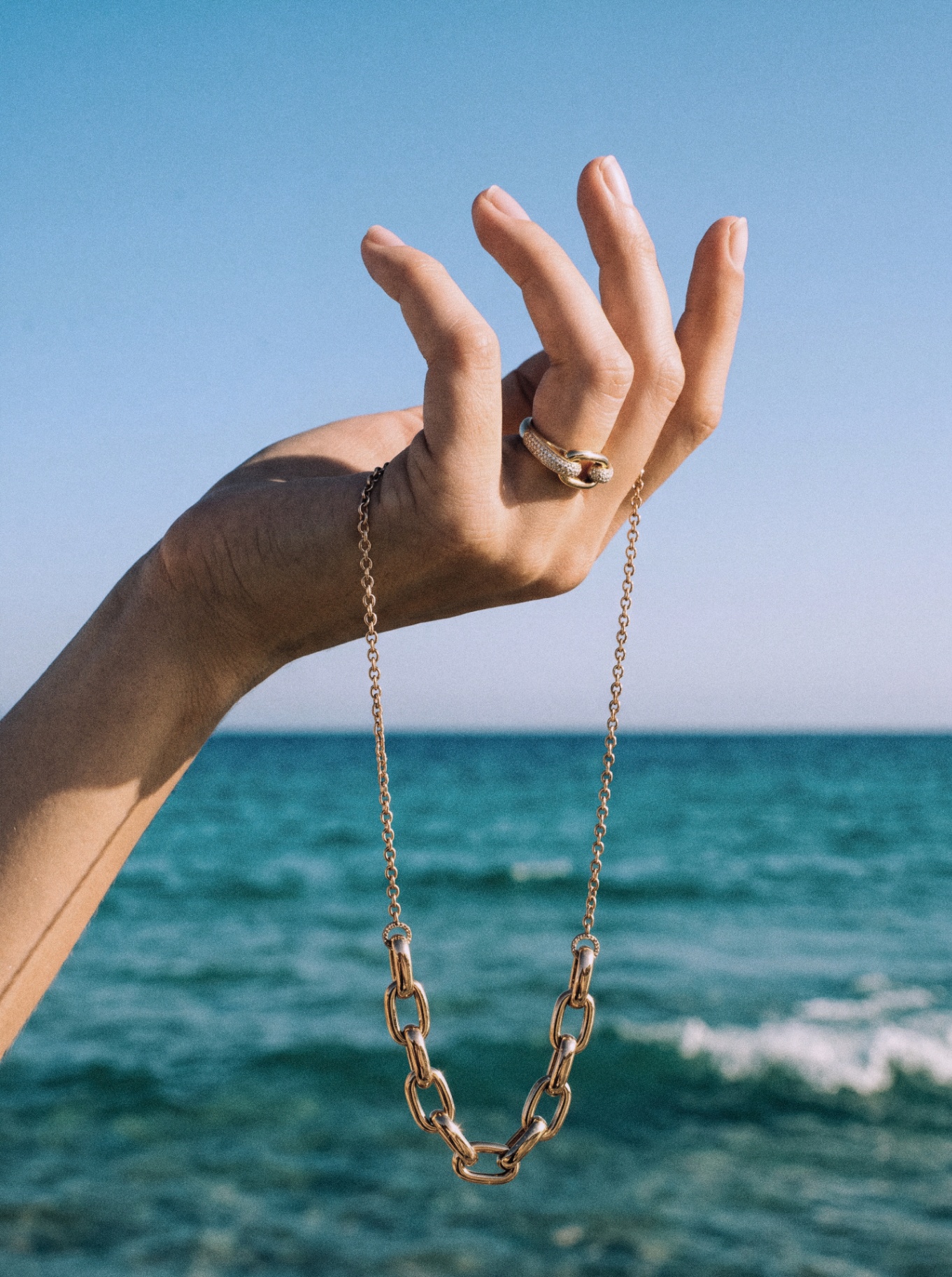 Collier au cou — bijou porté généré par IA
