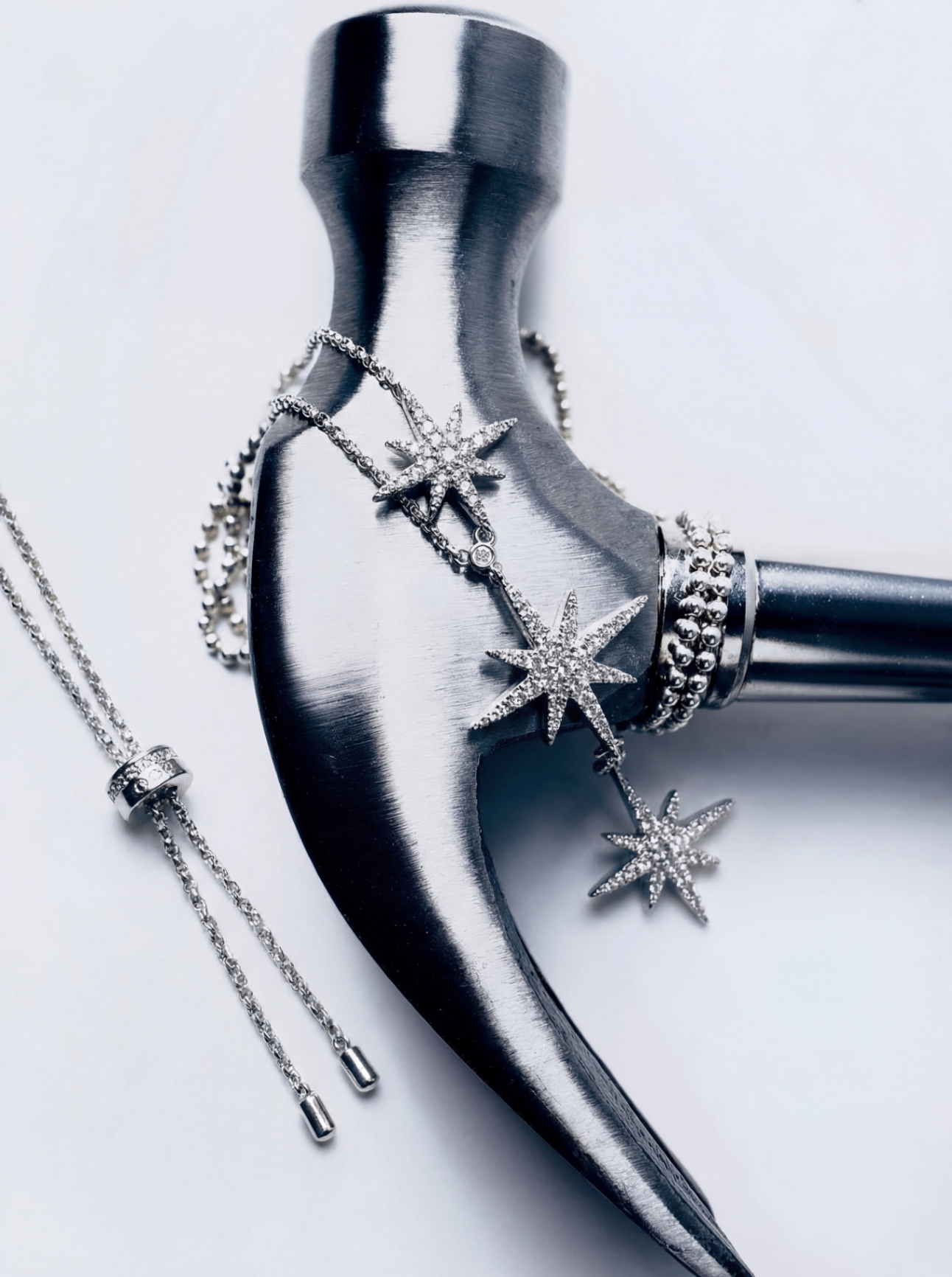Catalogue bijoux IA avec packshots cohérents — détail matière