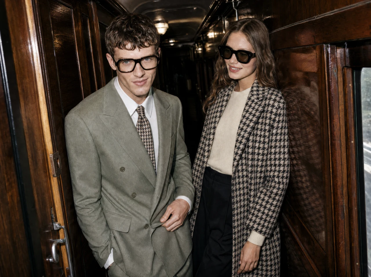 Duo en lunettes dans le couloir du train