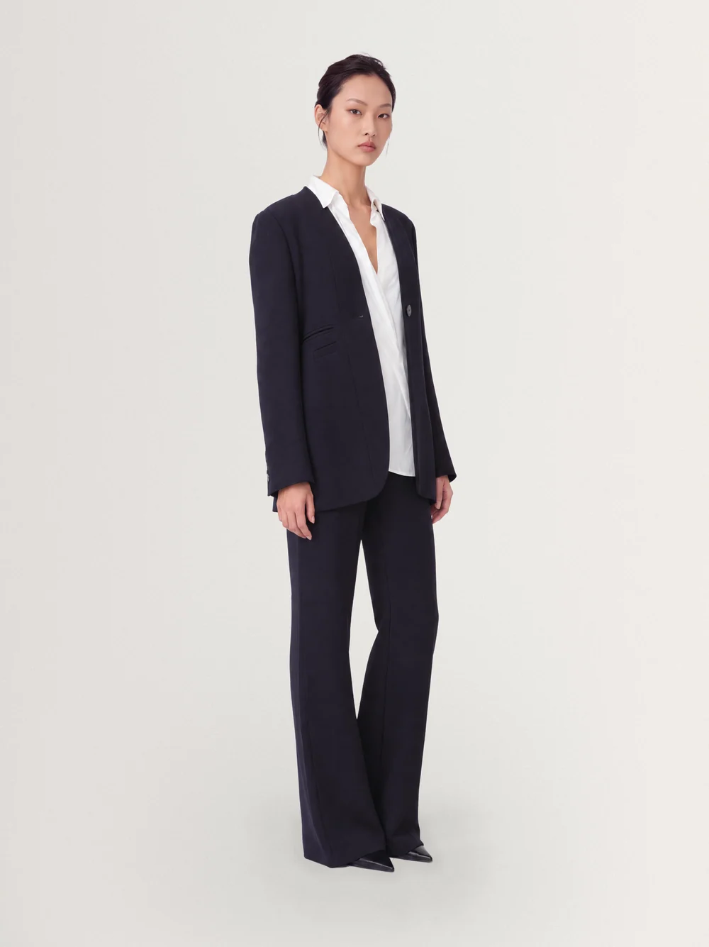 Le tailleur — trois-quarts