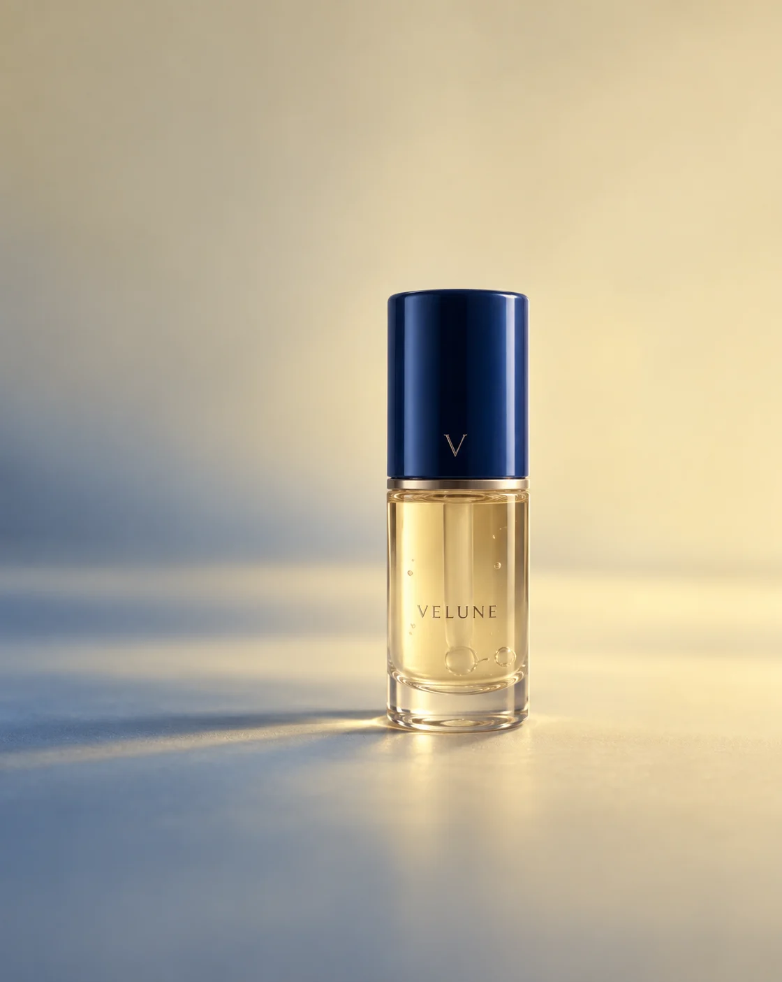 Flacon de parfum couleur miel dans une lumière douce