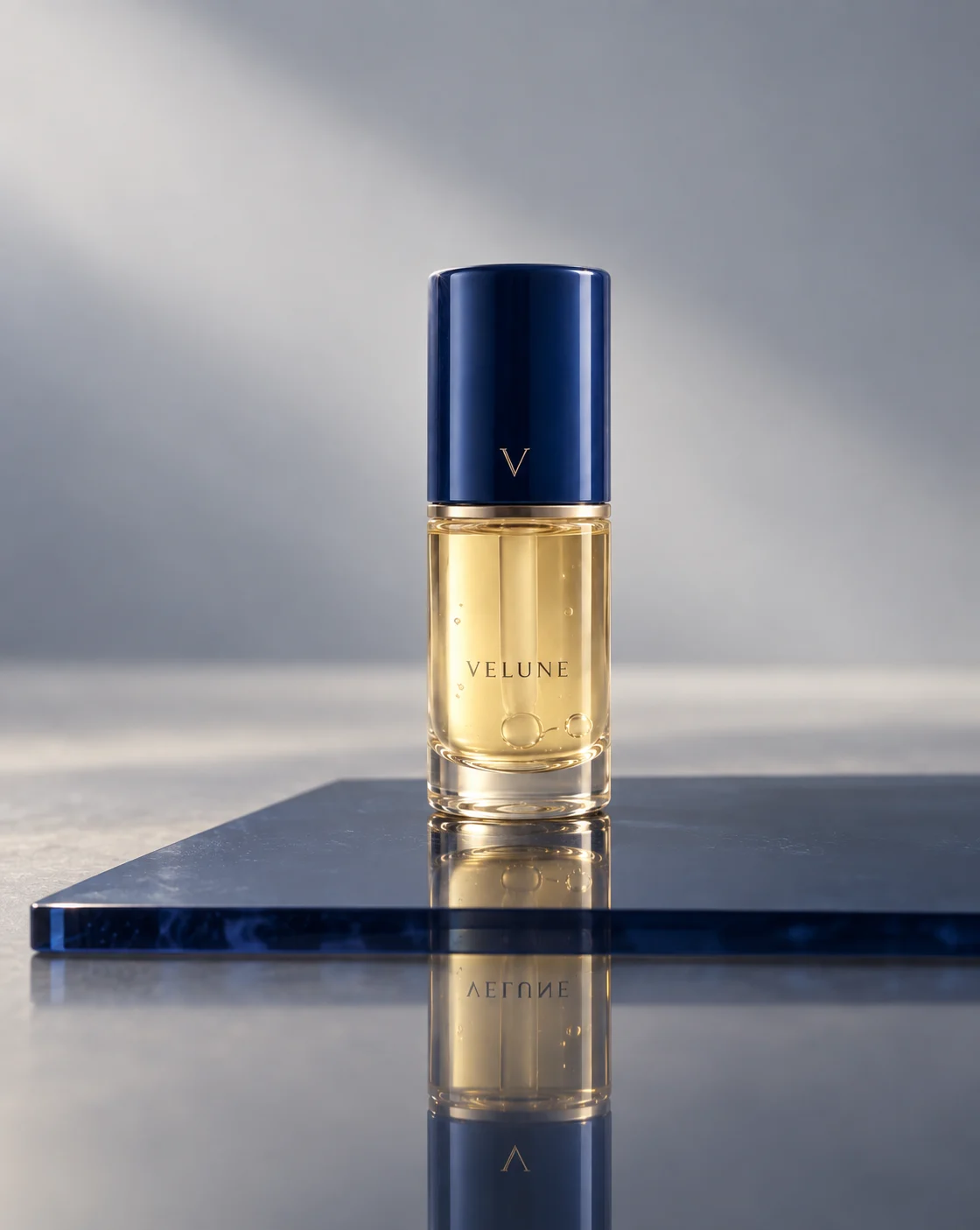 Flacon de parfum posé sur une lamelle bleue réfléchissante
