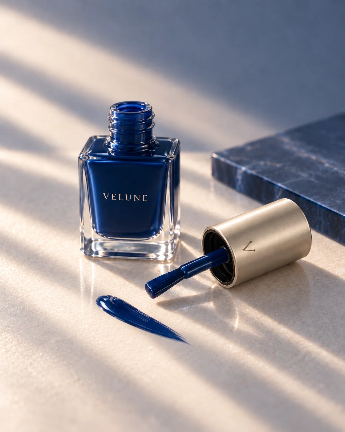 Vernis bleu ouvert et trait de couleur sur une surface claire