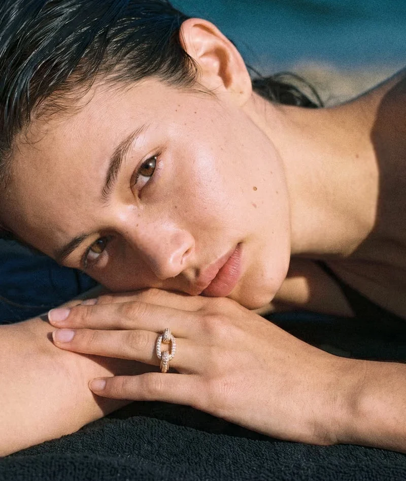 Bijou porté, portrait en lumière naturelle