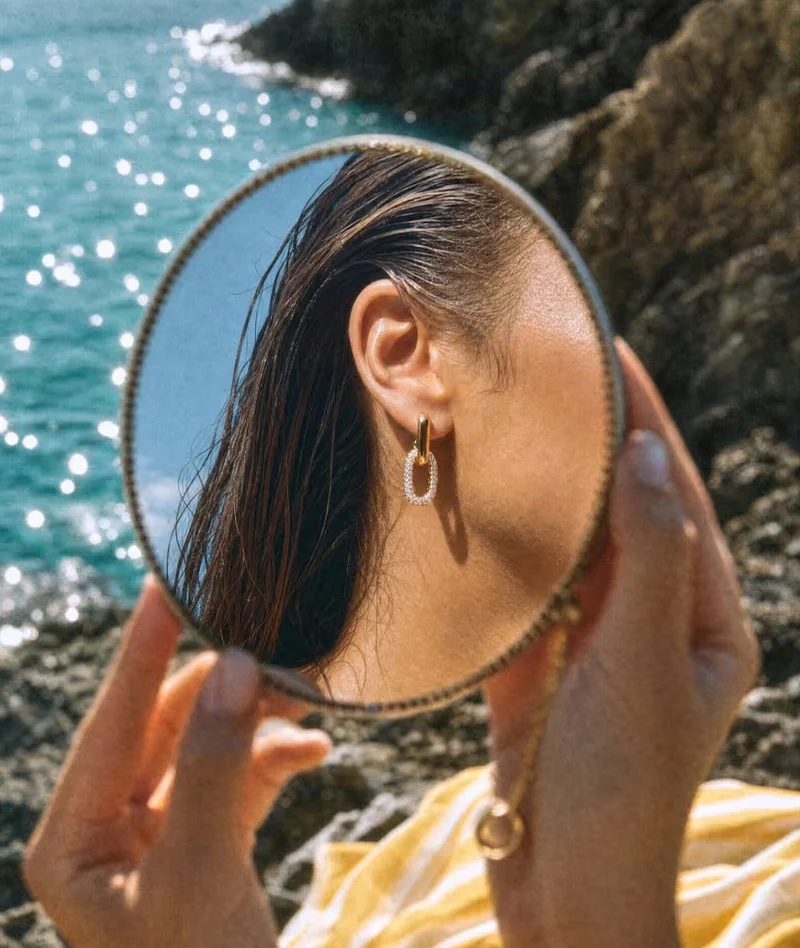 Bijou porté, détail sur la peau
