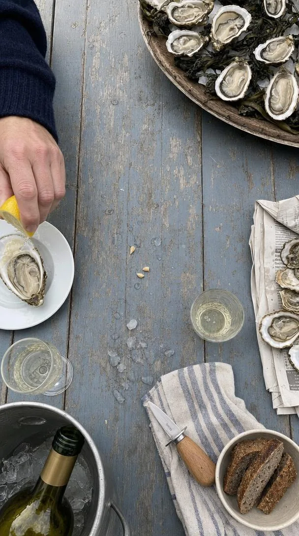 Table d'huîtres vue de dessus, citron et vin blanc