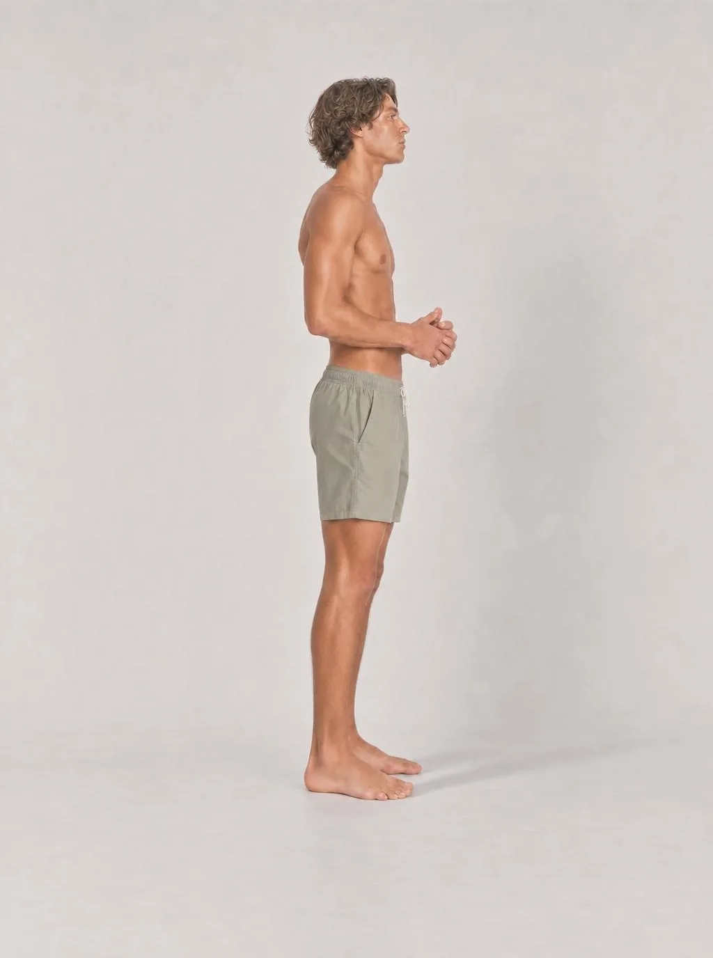 Short de bain kaki, porté de profil