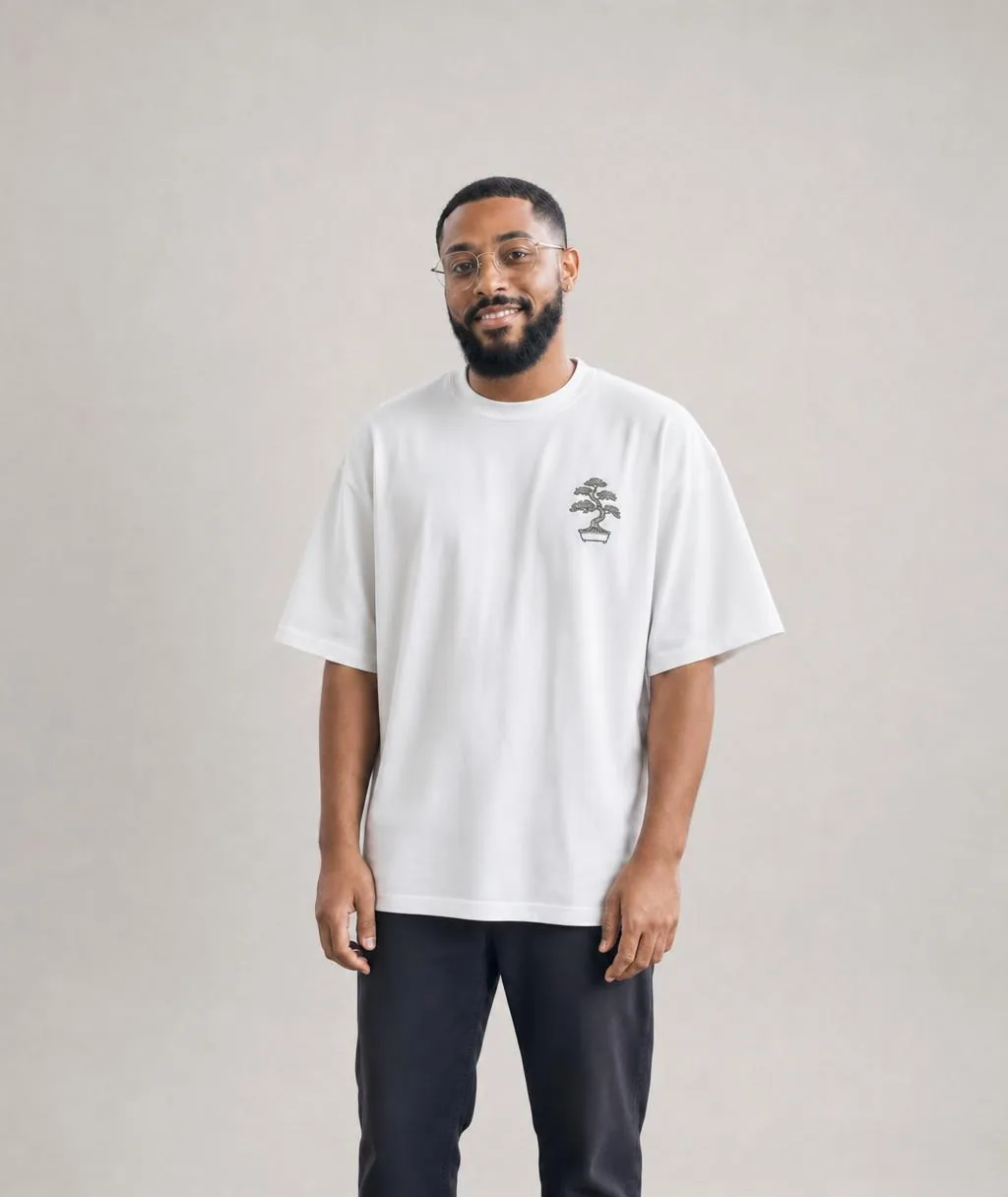 T-shirt blanc brodé bonsaï, porté